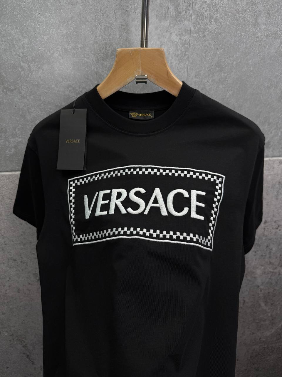 Versace Block Text Logo Embroidered Mens T-Shirts in 2 Colors UK Reps AAA Quality